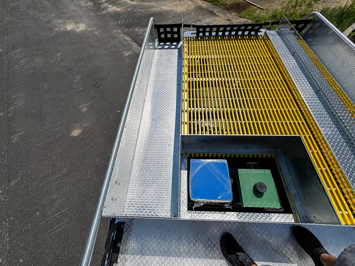 Top hatch close-up set in the rear deck grating surround.